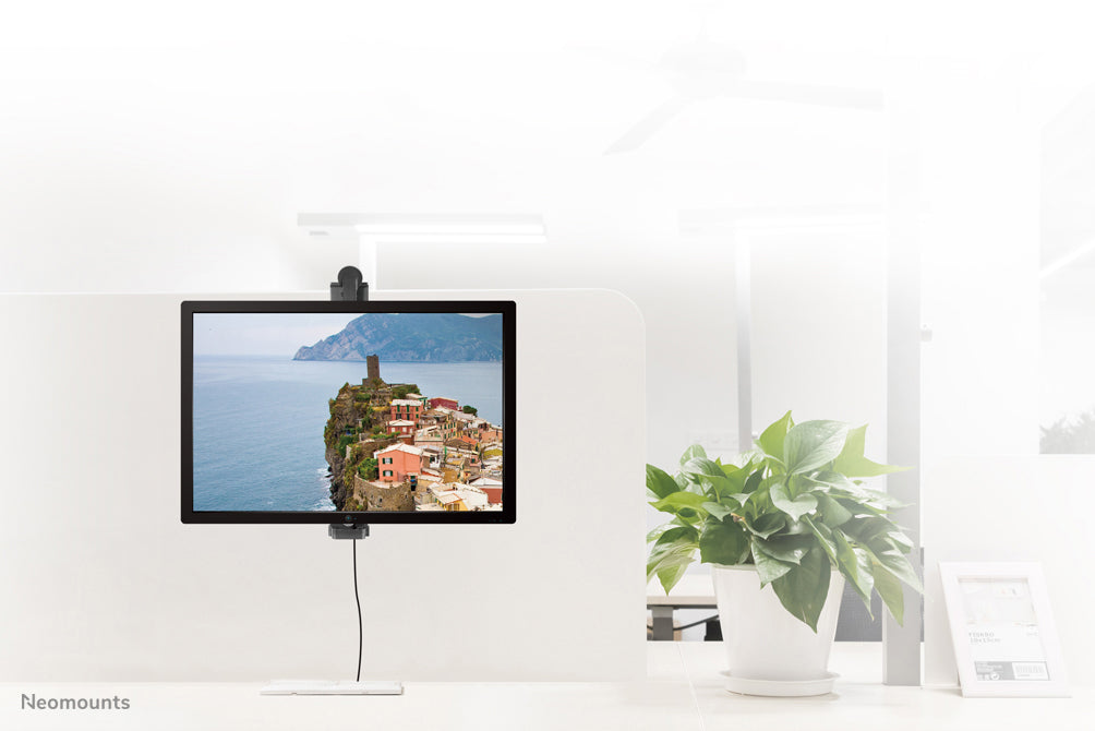 Neomounts FPMA-CH100 schwaarz ass e Büroarm, deen iwwer eng Trennwand opgehaange gëtt, fir Flatscreens bis 30 inch.