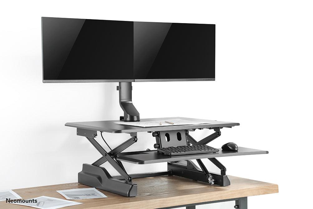 Neomounts FPMA-D860D Schwaarz ass eng Bureaustäip fir zwee Flat Screens bis t/m 27 inch (69 cm).