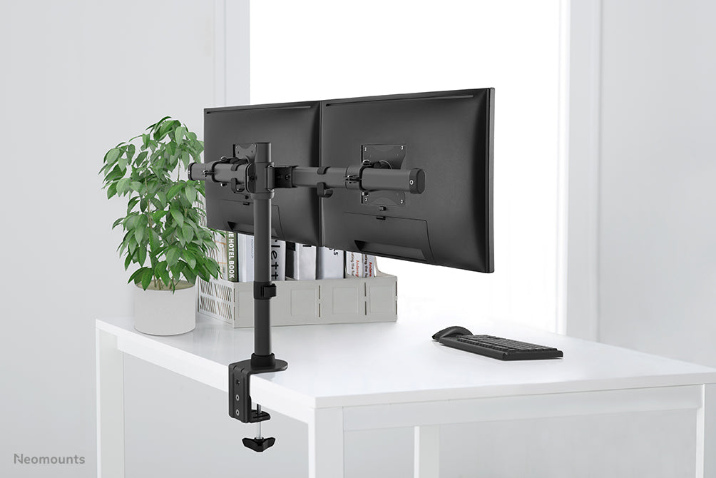 Neomounts FPMA-DCB100D Schwaarz ass eng Crossbar-Bureaustäip fir 2 Flat Screens bis t/m 27 inch (69 cm).