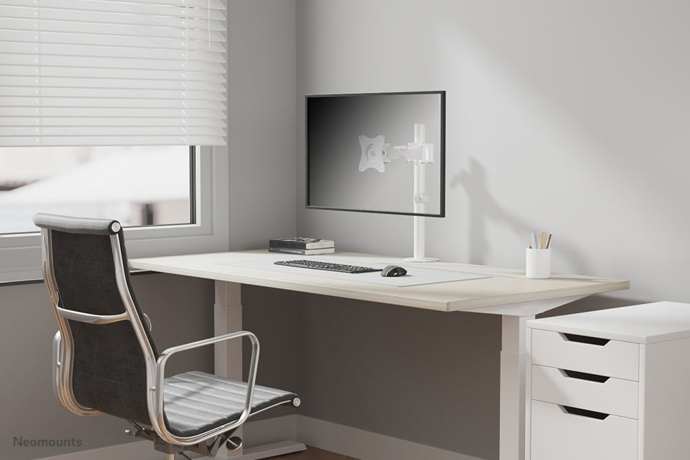 Neomounts NM-D135 wäiss ass eng Schreifdësch-Halterung mat 3 Dréi-Punkten fir Flatscreens bis 30 inch (76 cm).