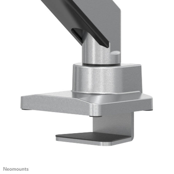 Neomounts NM-D775DX3 sëlwer ass eng gasgefiedert Schreifdësch-Halterung mat Crossbar an Handtak fir Flatscreens bis 27 inch (68,6 cm).