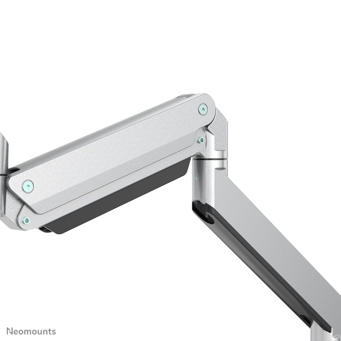 Neomounts NM-D775DX3 sëlwer ass eng gasgefiedert Schreifdësch-Halterung mat Crossbar an Handtak fir Flatscreens bis 27 inch (68,6 cm).