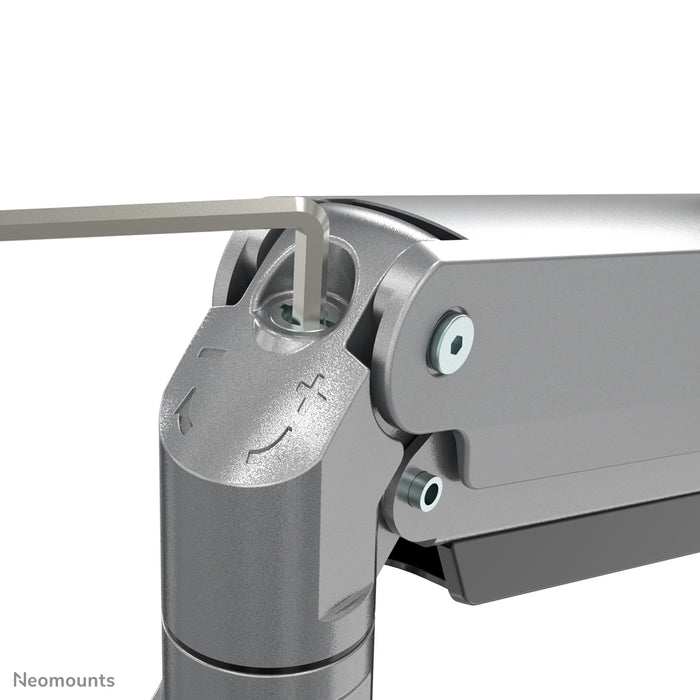 Neomounts NM-D775DX3 sëlwer ass eng gasgefiedert Schreifdësch-Halterung mat Crossbar an Handtak fir Flatscreens bis 27 inch (68,6 cm).