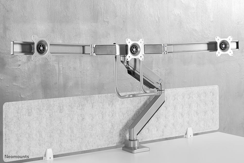 Neomounts NM-D775DX3 sëlwer ass eng gasgefiedert Schreifdësch-Halterung mat Crossbar an Handtak fir Flatscreens bis 27 inch (68,6 cm).