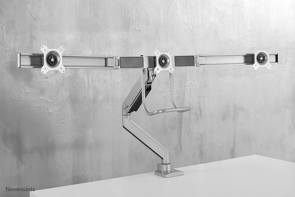 Neomounts NM-D775DX3 sëlwer ass eng gasgefiedert Schreifdësch-Halterung mat Crossbar an Handtak fir Flatscreens bis 27 inch (68,6 cm).