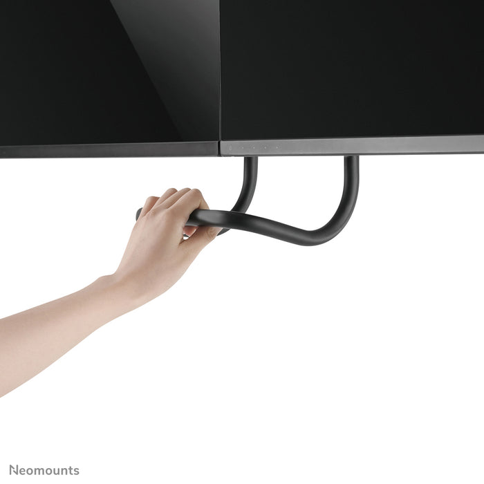 Neomounts NM-D775DX schwaarz ass eng gasgefiedert Schreifdësch-Halterung mat Crossbar an Handtak fir Flatscreens bis 32 inch (81 cm).