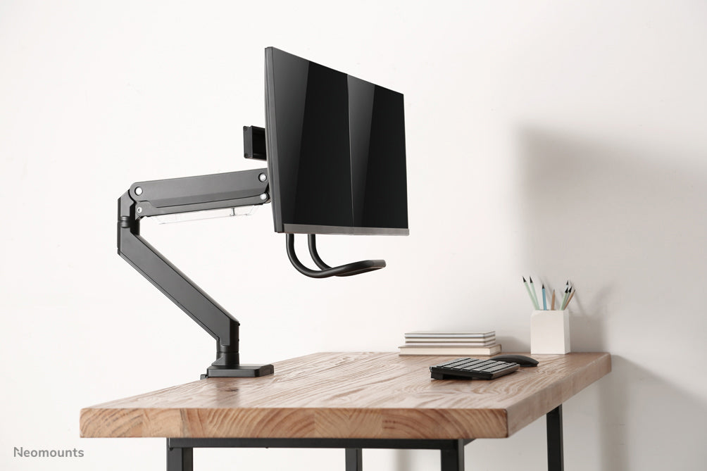 Neomounts NM-D775DX schwaarz ass eng gasgefiedert Schreifdësch-Halterung mat Crossbar an Handtak fir Flatscreens bis 32 inch (81 cm).