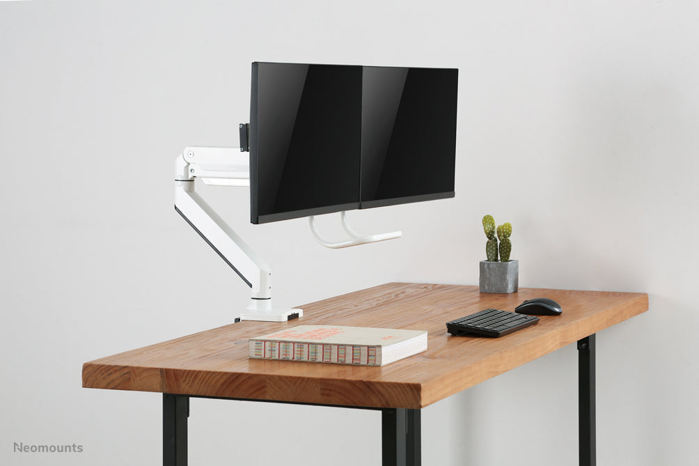 Neomounts NM-D775DX wäiss ass eng gasgefiedert Schreifdësch-Halterung mat Crossbar an Handtak fir Flatscreens bis 32 inch (81 cm).