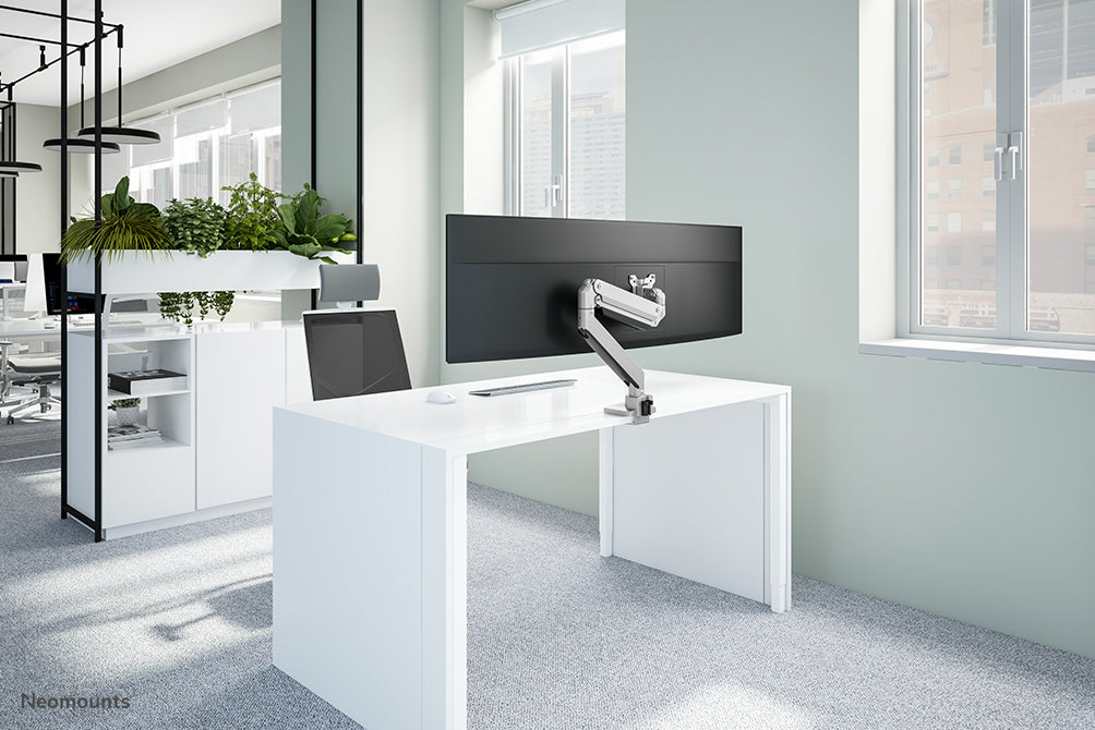 Neomounts NM-D775 sëlwerPLUS ass eng gasgefiedert Schreifdësch-Halterung fir Curved Monitore bis 49 inch (124 cm) - Sëlwer