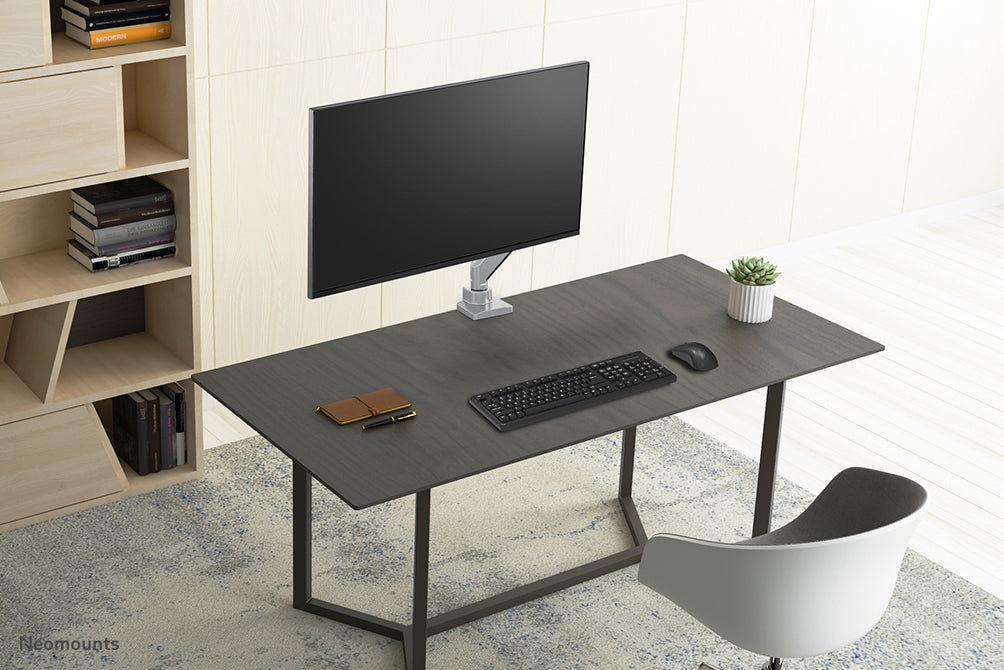 Neomounts NM-D775 sëlwer ass eng gasgefiedert Schreifdësch-Halterung fir Flatscreens bis 32 inch (81 cm) - Sëlwer