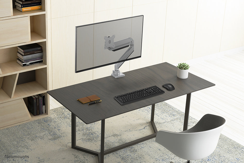 Neomounts NM-D775 sëlwer ass eng gasgefiedert Schreifdësch-Halterung fir Flatscreens bis 32 inch (81 cm) - Sëlwer