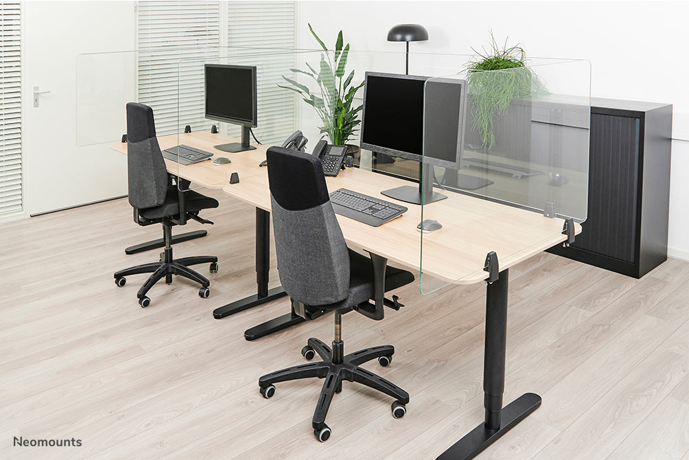 Neomounts NS-GLSPROTECT120 ass eng nohalteg Glas-Scherm vu 120 cm, déi Ofstandsprotectioun op der Aarbechtsplaz bitt - gehärt, transparent Glas, 100% recycléierbar