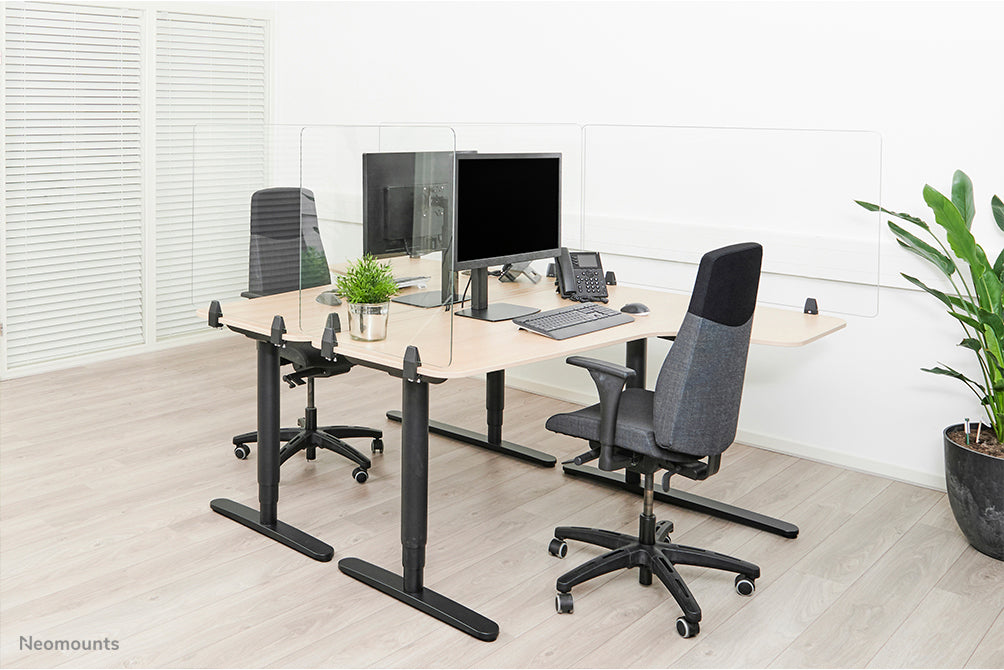 Neomounts NS-GLSPROTECT120 ass eng nohalteg Glas-Scherm vu 120 cm, déi Ofstandsprotectioun op der Aarbechtsplaz bitt - gehärt, transparent Glas, 100% recycléierbar
