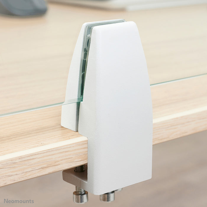 Neomounts NS-GLSPROTECT100 ass eng nohalteg Glas-Scherm vu 100 cm, déi Ofstandsprotectioun op der Aarbechtsplaz bitt - gehärt, transparent Glas, 100% recycléierbar