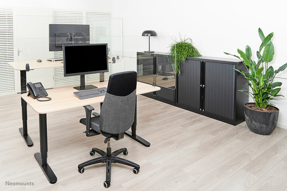 Neomounts NS-GLSPROTECT160 ass eng nohalteg Glas-Scherm vu 158 cm, déi Ofstandsprotectioun op der Aarbechtsplaz bitt - gehärt, transparent Glas, 100% recycléierbar