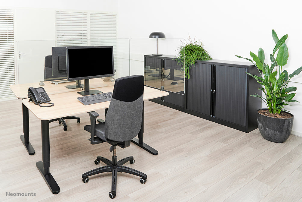 Neomounts NS-GLSPROTECT160 ass eng nohalteg Glas-Scherm vu 158 cm, déi Ofstandsprotectioun op der Aarbechtsplaz bitt - gehärt, transparent Glas, 100% recycléierbar