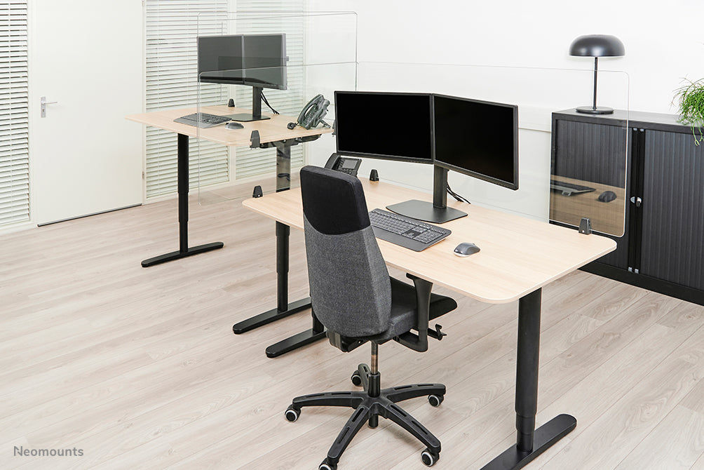Neomounts NS-GLSPROTECT160 ass eng nohalteg Glas-Scherm vu 158 cm, déi Ofstandsprotectioun op der Aarbechtsplaz bitt - gehärt, transparent Glas, 100% recycléierbar