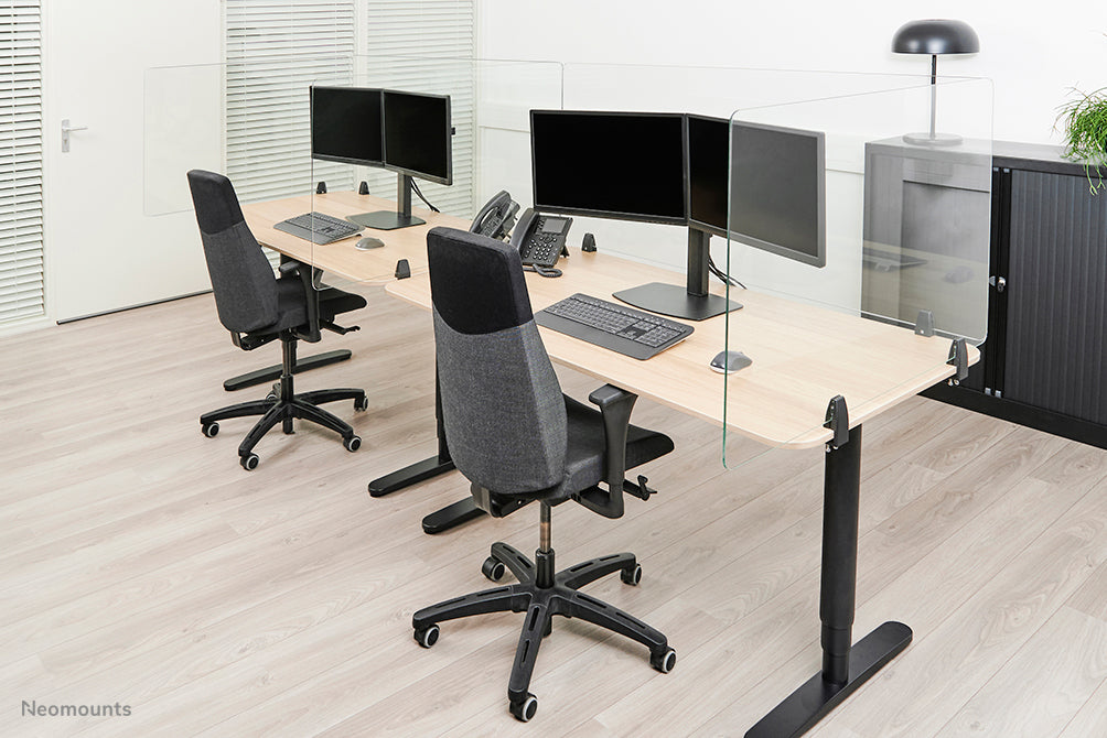 Neomounts NS-GLSPROTECT120 ass eng nohalteg Glas-Scherm vu 120 cm, déi Ofstandsprotectioun op der Aarbechtsplaz bitt - gehärt, transparent Glas, 100% recycléierbar