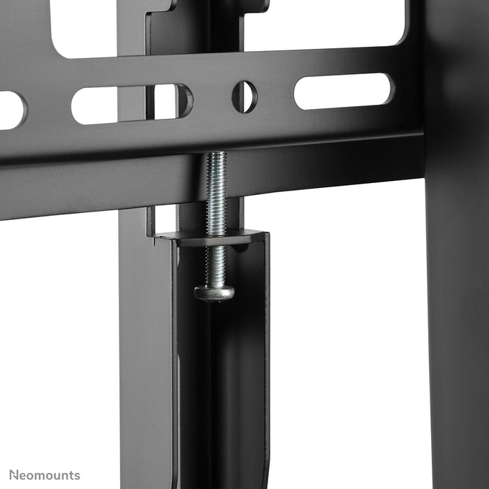 Neomounts NS-M4000 schwaarz ass e verréckelbare Miwwel fir Flat-Screens bis 105 inch (267 cm).