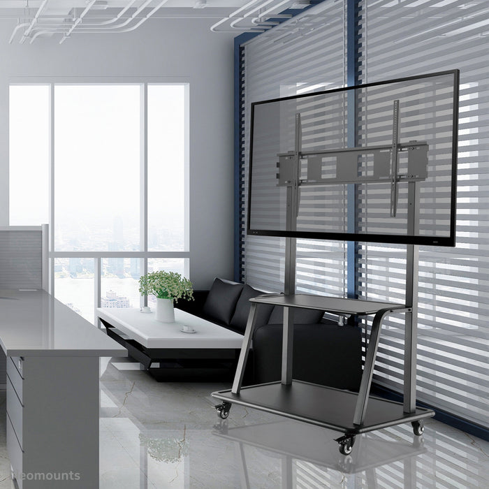 Neomounts NS-M4000 schwaarz ass e verréckelbare Miwwel fir Flat-Screens bis 105 inch (267 cm).
