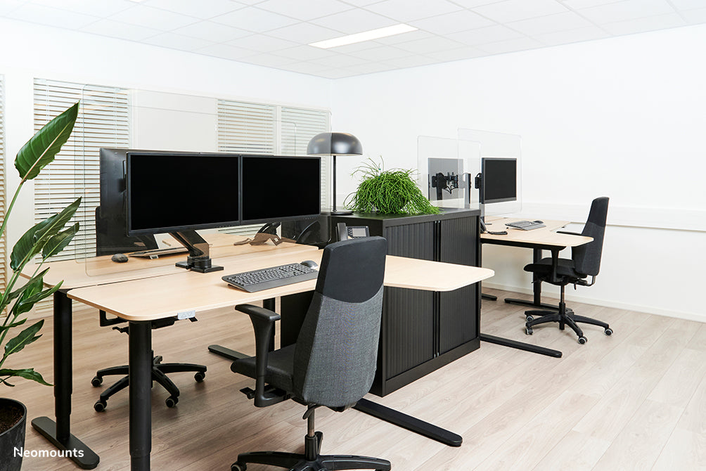 Neomounts NS-PLXPROTECT2 ass eng transparent Schutzscheif fir 2 Flat-Screens a bitt Ofstandsschutz um Aarbechtsplaz - Transparent Acrylaat, 100% recycléierbar | PLXPROTECT ass als EU-Design-Patent registréiert |