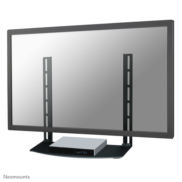 Neomounts AV-Halterung, Modell NS-SHELF100, ass ideal fir AV-Geräter ënner Flat-Screen-Halterungen ze placéieren.