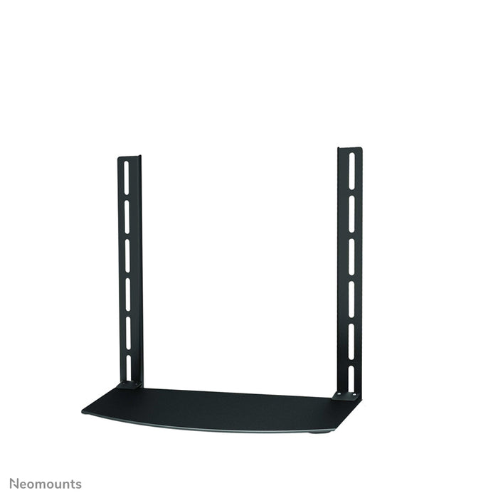 Neomounts AV-Halterung, Modell NS-SHELF100, ass ideal fir AV-Geräter ënner Flat-Screen-Halterungen ze placéieren.
