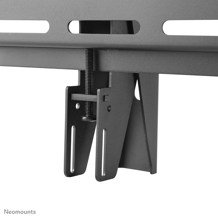 Neomounts NS-WMB200P schwaarz ass eng Menu-Board-Wandstëtzt fir déi vertikal Montéierung vun Ekranen bis 52 inch (132 cm).