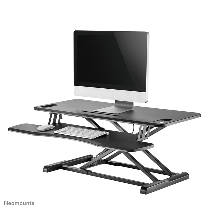 Neomounts Sëtz-Sta-Arbechtsplaz, Modell NS-WS300 schwaarz, transforméiert eng Standardarbechtsplaz an eng gesond Sëtz-Sta-Arbechtsplaz.