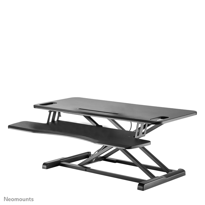 Neomounts Sëtz-Sta-Arbechtsplaz, Modell NS-WS300 schwaarz, transforméiert eng Standardarbechtsplaz an eng gesond Sëtz-Sta-Arbechtsplaz.