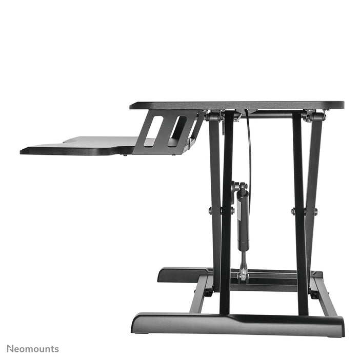 Neomounts Sëtz-Sta-Arbechtsplaz, Modell NS-WS300 schwaarz, transforméiert eng Standardarbechtsplaz an eng gesond Sëtz-Sta-Arbechtsplaz.