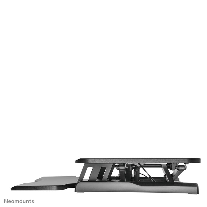Neomounts Sëtz-Sta-Arbechtsplaz, Modell NS-WS300 schwaarz, transforméiert eng Standardarbechtsplaz an eng gesond Sëtz-Sta-Arbechtsplaz.