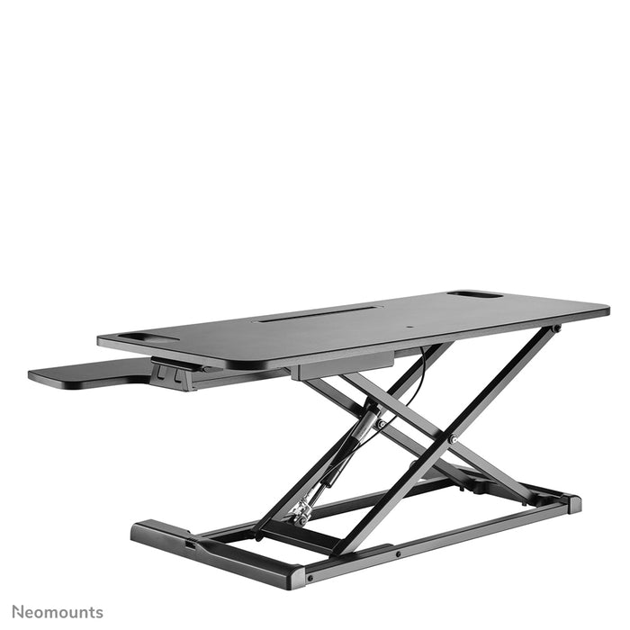 Neomounts Sëtz-Sta-Arbechtsplaz, Modell NS-WS300 schwaarz, transforméiert eng Standardarbechtsplaz an eng gesond Sëtz-Sta-Arbechtsplaz.