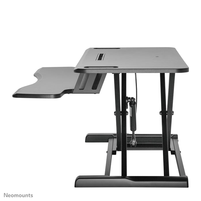 Neomounts Sëtz-Sta-Arbechtsplaz, Modell NS-WS300 schwaarz, transforméiert eng Standardarbechtsplaz an eng gesond Sëtz-Sta-Arbechtsplaz.