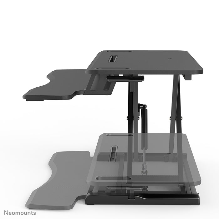 Neomounts Sëtz-Sta-Arbechtsplaz, Modell NS-WS300 schwaarz, transforméiert eng Standardarbechtsplaz an eng gesond Sëtz-Sta-Arbechtsplaz.