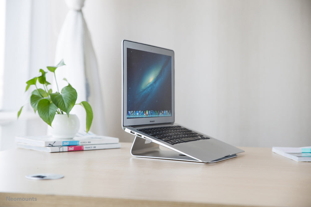 Neomounts NSLS025 ass eng universell Dëschtut fir e Notebook oder Tablet.
