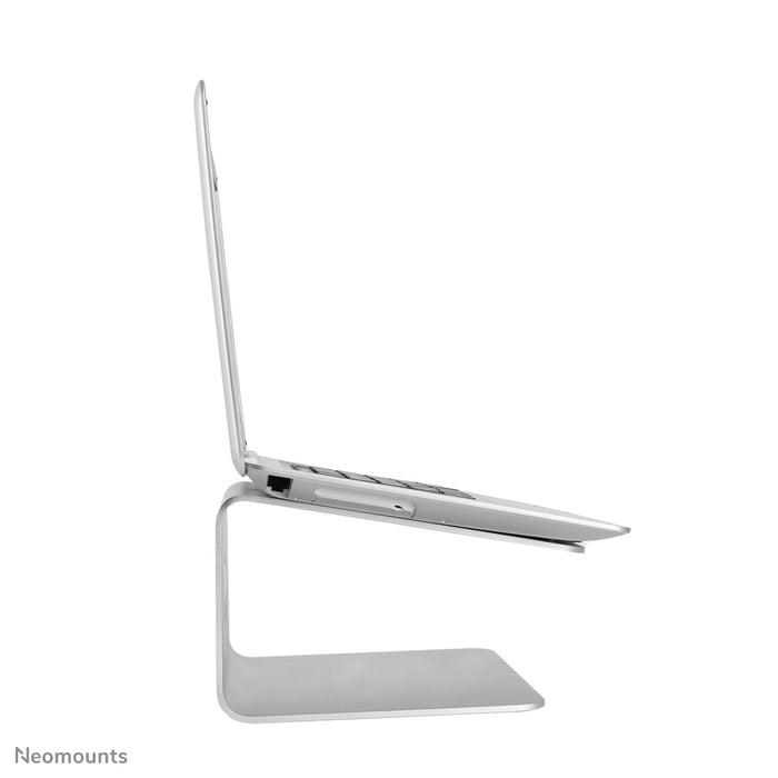 Neomounts NSLS050 ass en 360-Grad dréibare Büro-Stänner fir e Notebook.