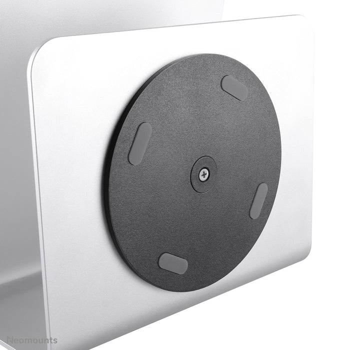 Neomounts NSLS050 ass en 360-Grad dréibare Büro-Stänner fir e Notebook.
