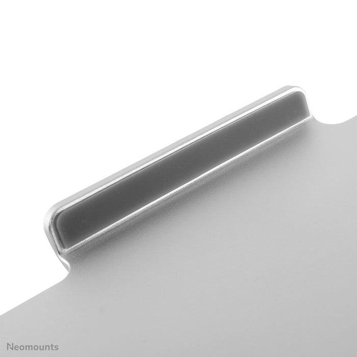 Neomounts NSLS050 ass en 360-Grad dréibare Büro-Stänner fir e Notebook.