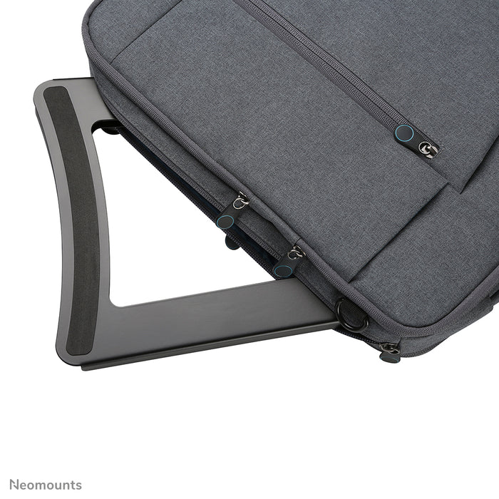 Neomounts NSLS075 schwaarz ass e Büro-Stänner fir e Notebook - Schwaarz