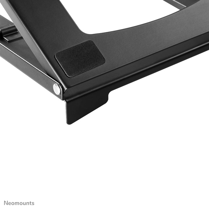 Neomounts NSLS075 schwaarz ass e Büro-Stänner fir e Notebook - Schwaarz