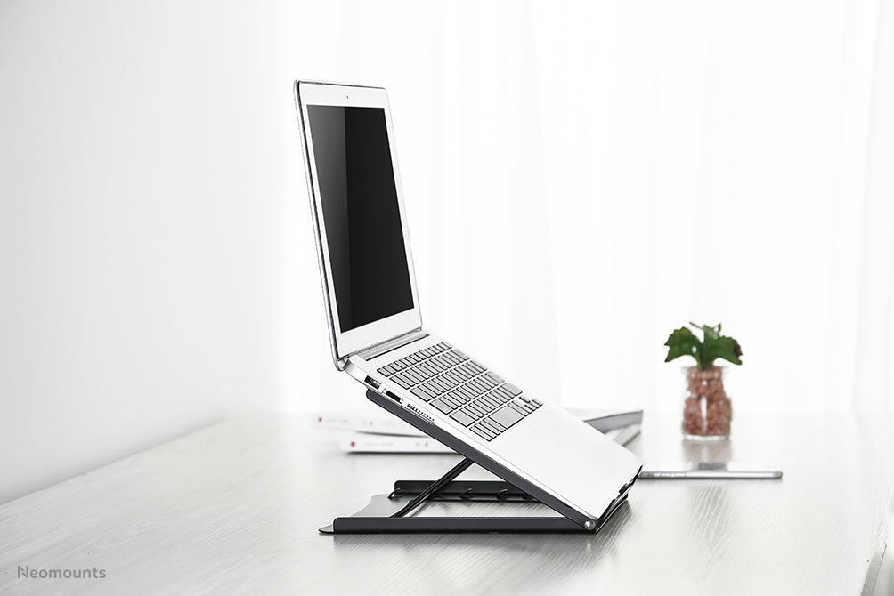 Neomounts NSLS075 schwaarz ass e Büro-Stänner fir e Notebook - Schwaarz