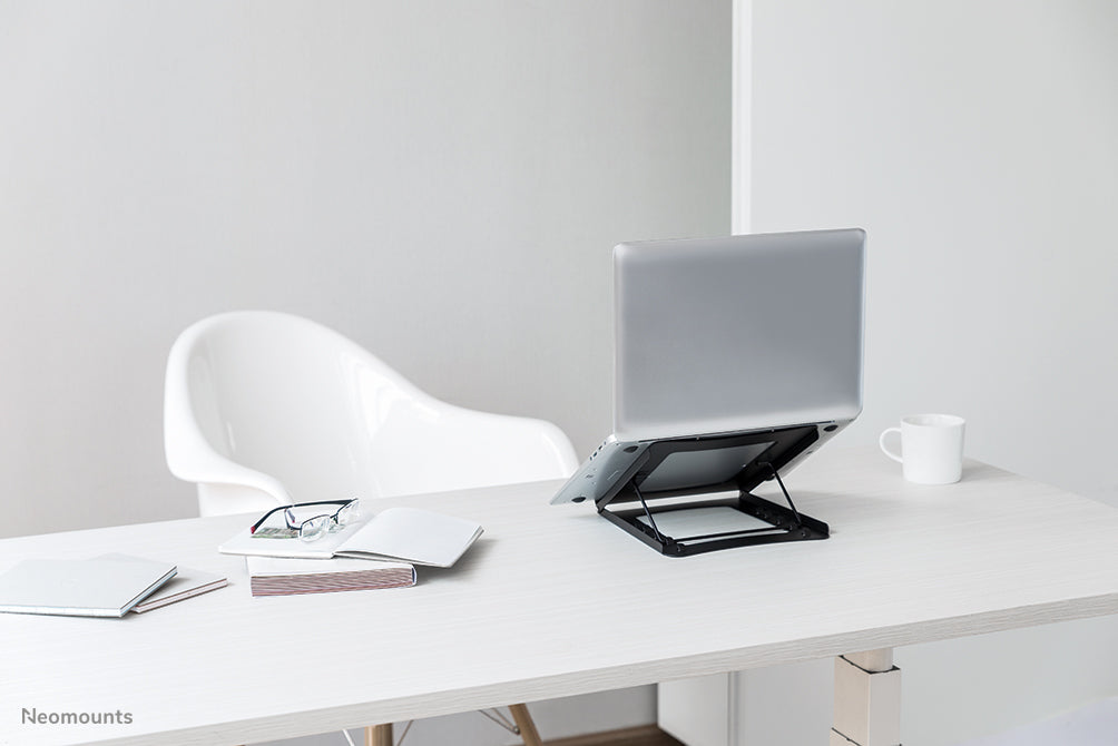 Neomounts NSLS075 schwaarz ass e Büro-Stänner fir e Notebook - Schwaarz