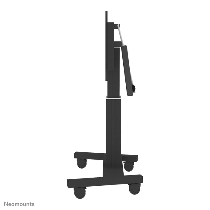 Neomounts PLASMA-M2500T schwaarz ass eng elektresch héichtverstellbar Trolley mat 90 Grad Kippfunktioun fir Flat-Screens t/m 100 inch.