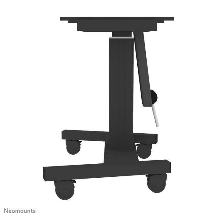 Neomounts PLASMA-M2500T schwaarz ass eng elektresch héichtverstellbar Trolley mat 90 Grad Kippfunktioun fir Flat-Screens t/m 100 inch.