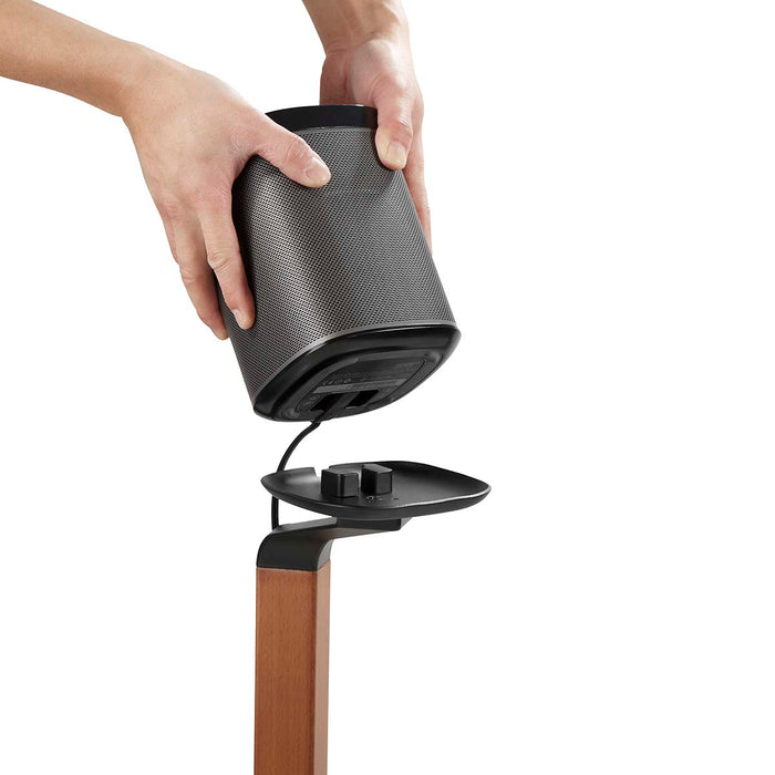 Skandinavesche Design Speakerbeugel fir Sonos One, One SL & PLAY:1 – Holz/Metall-Stänner mat Kabelmanagement an Vibratiounsdämpfung.